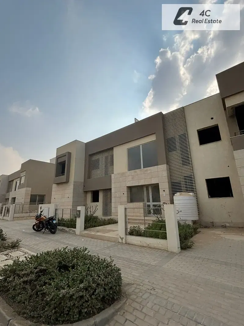 Immediate receipt of a distinctive location villa resale below market price by one million pounds for sale in Palm Hills New Cairo