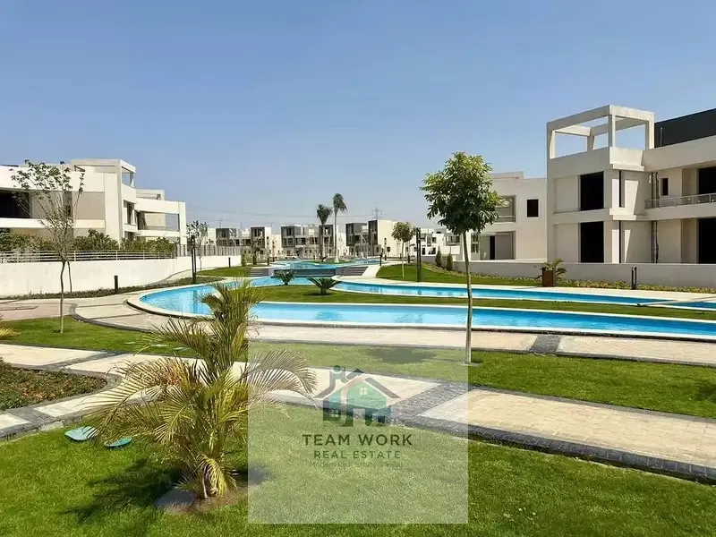 Maison jumelée à vendre, une excellente affaire dans le complexe Lake West, directement sur la Dahshur Link Road, en face de Beverly Hills, à un prix