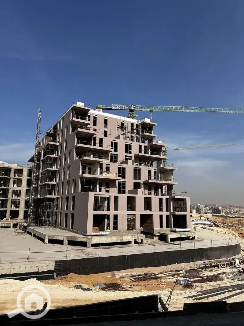 For sale apartment in Arkan Palm Compound, Sheikh Zayed City, a corner apartment with a very distinctive view overlooking the landscape and lakes.