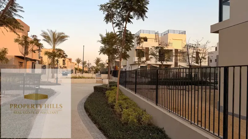 Townhouse villa sea view READY TO MOVE 234 m remaining balance of 1,200,000 in Sodic East with the best view in New Cairo