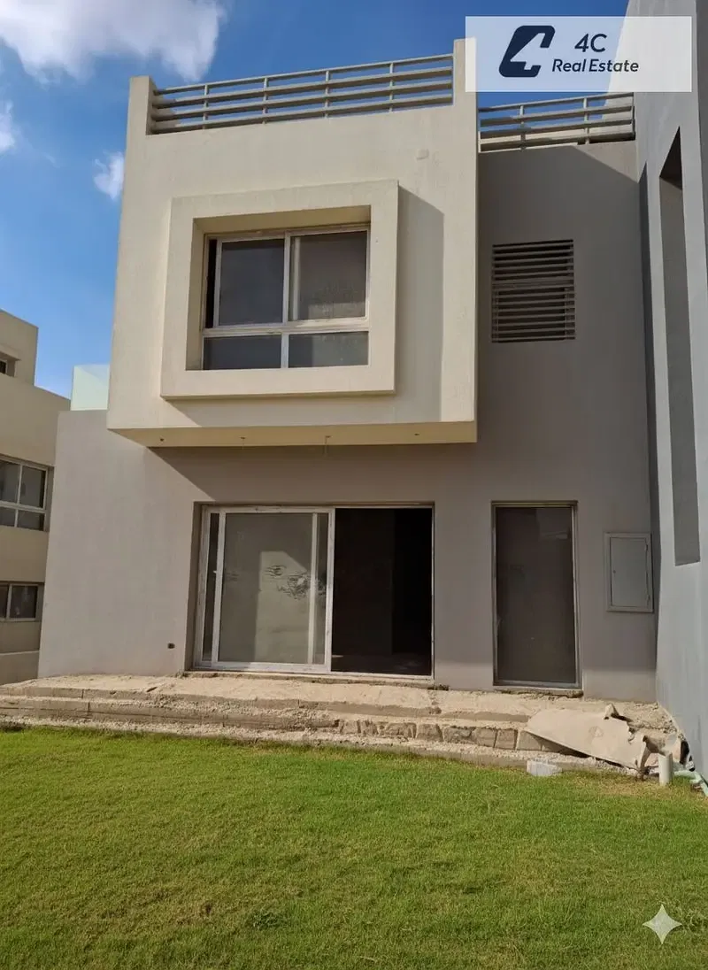 Townhouse villa for sale 208 sq m 4 bedrooms ready for viewing in Hyde Park Compound New Cairo at the lowest price
