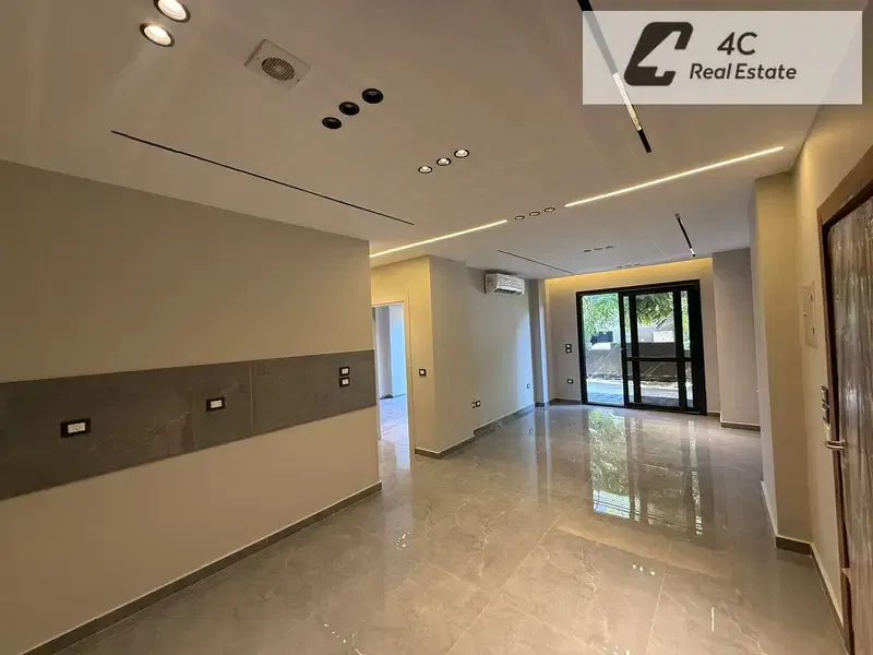 Apartment with private garden, resale, ultra-super-lux finishing in Patio Oro, installments remaining, open view, with a distinctive layout - ready