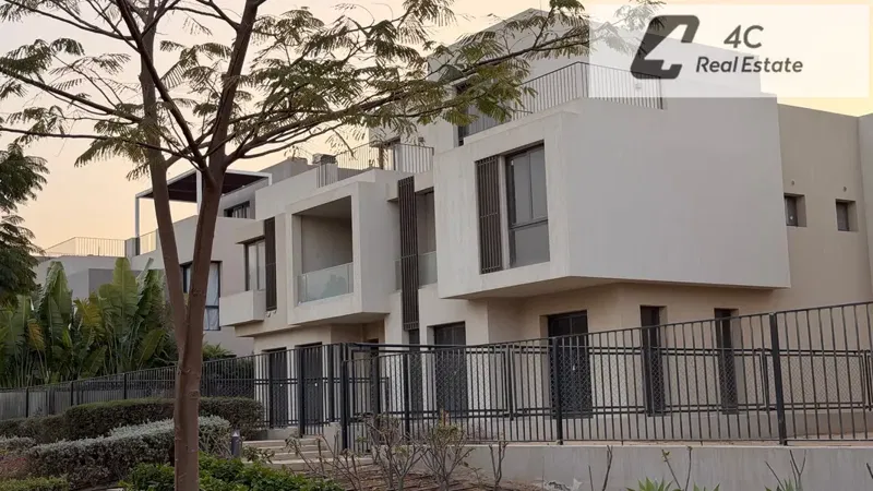 Under market price townhouse middle 234 m ready to move bahry view landscape for sale very prime location in Sodic East New Heliopolis