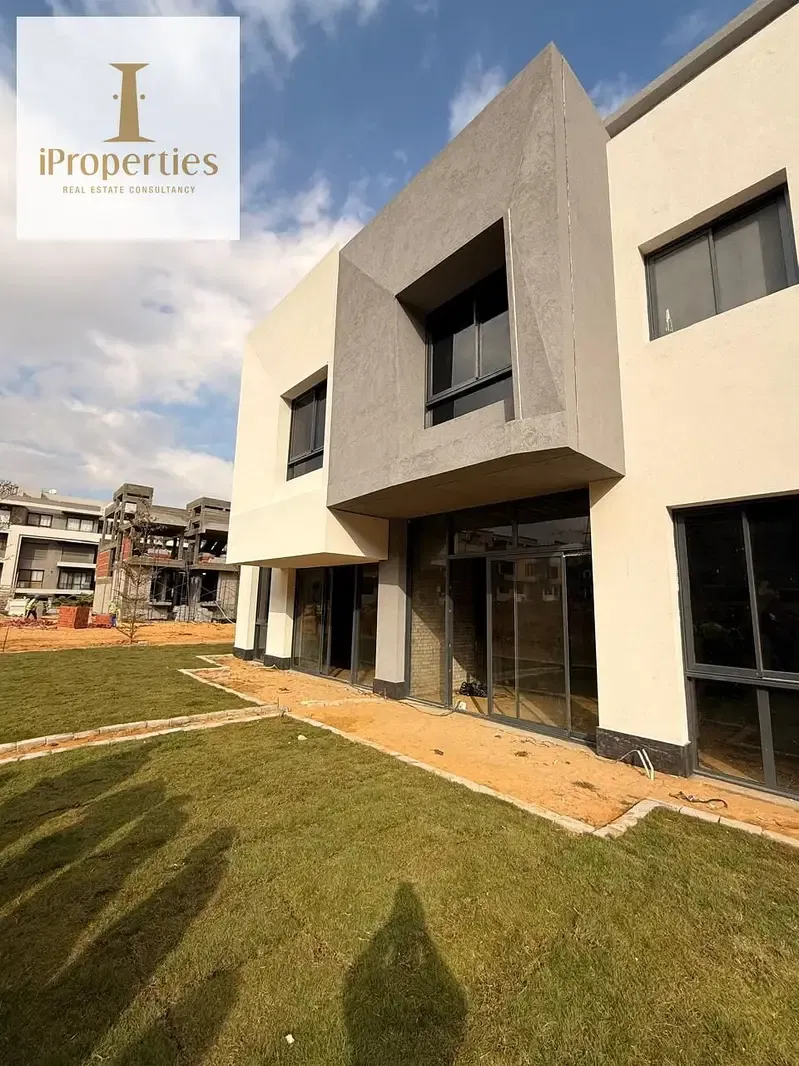 Villa Townhouse 261m Resale in Eastshire New Cairo On American University Street with installment