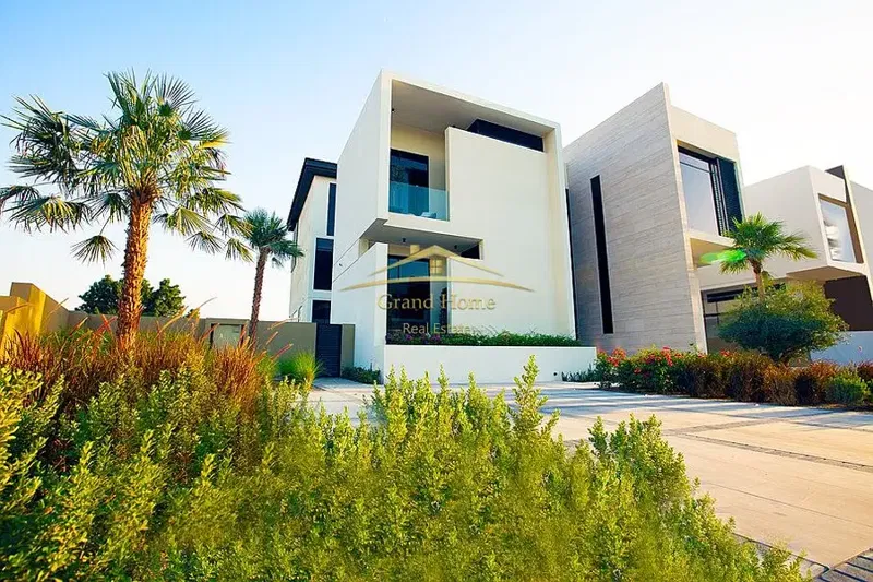 Villa for sale, ready for immediate occupancy, ultra-finished, in Grand Heights, in a prime location on a 675m² plot, near Mountain View Chillout