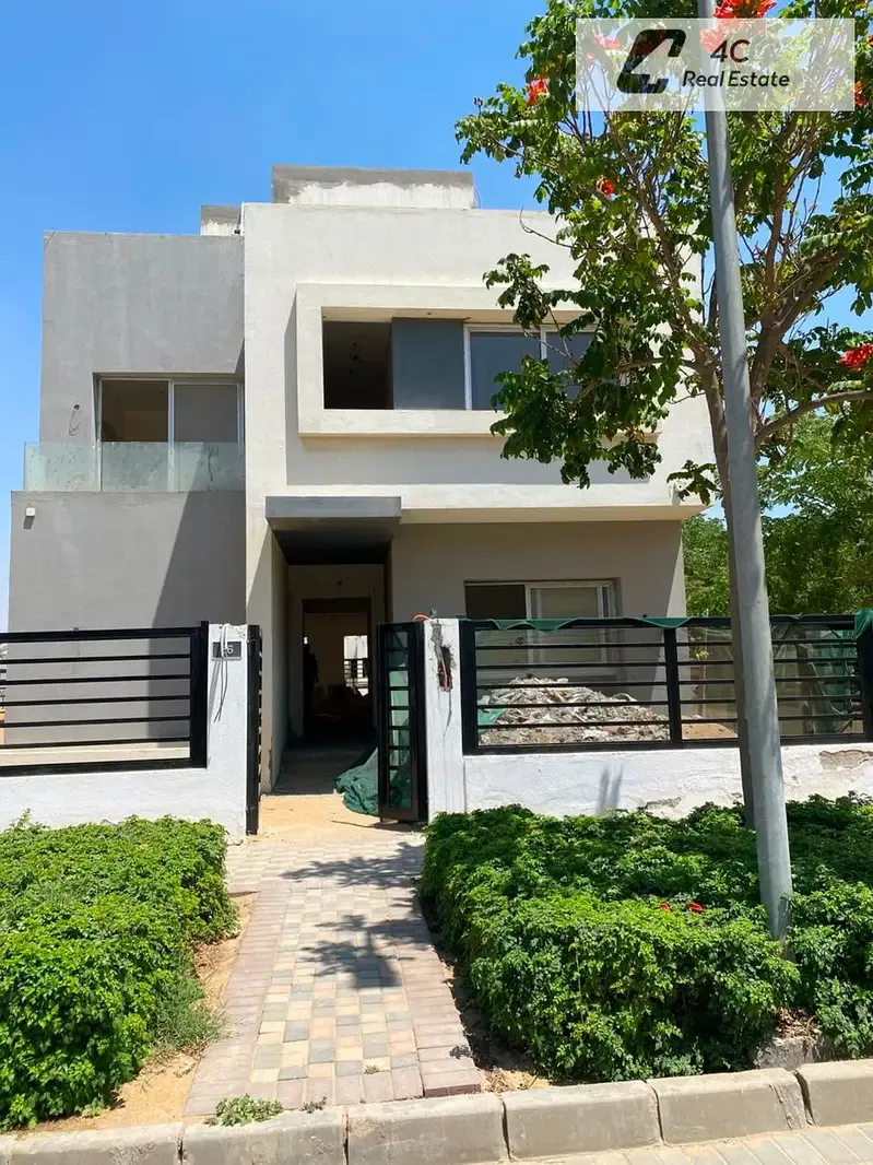 Modern villa, fully finished, with down payment and remaining installments, immediate resale - Hyde Park Compound, below market price, ready to move