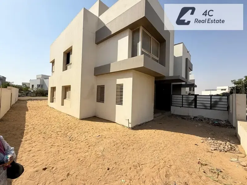 Townhouse for sale 208 sqm + 200 sqm land lowest price in the market ready to move prime location in Hyde Park