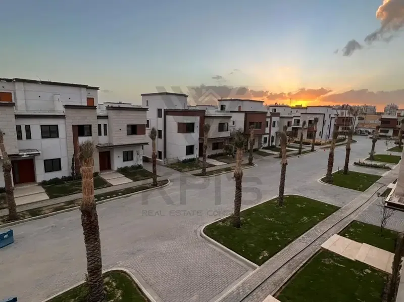 LOWEST PRICE Townhouse Middle in AZZAR READY TO MOVE, Near AlAhly Club, 5th Settlement, 4BED