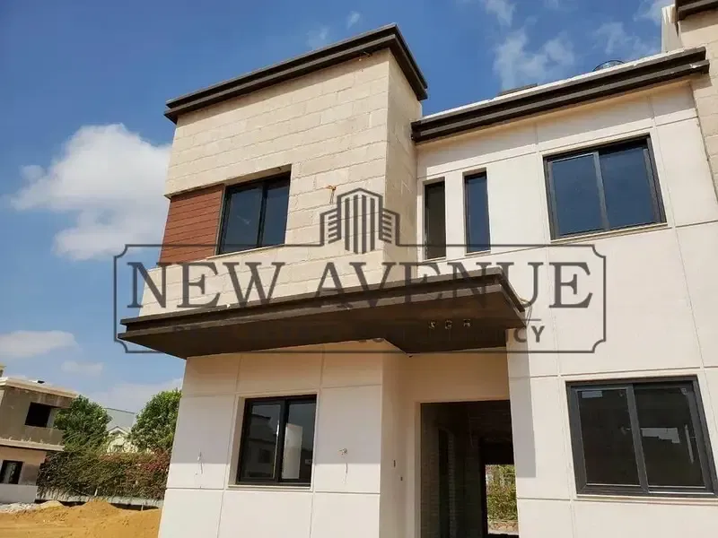 Villa with 4 bedrooms ready to move prime location near to Mivida in Azzar 2
