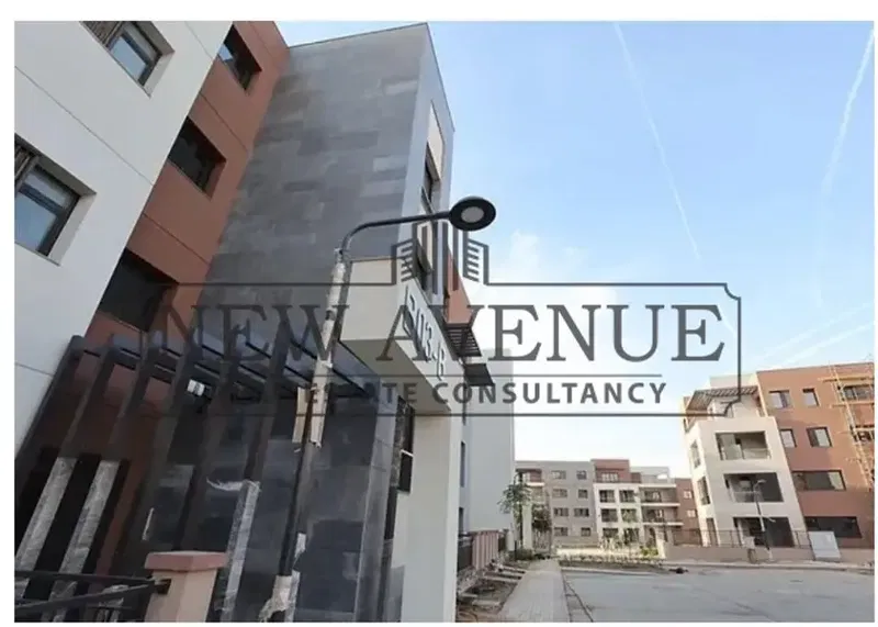 apartment ready to move with installments prime location in district 5 compound new cairo