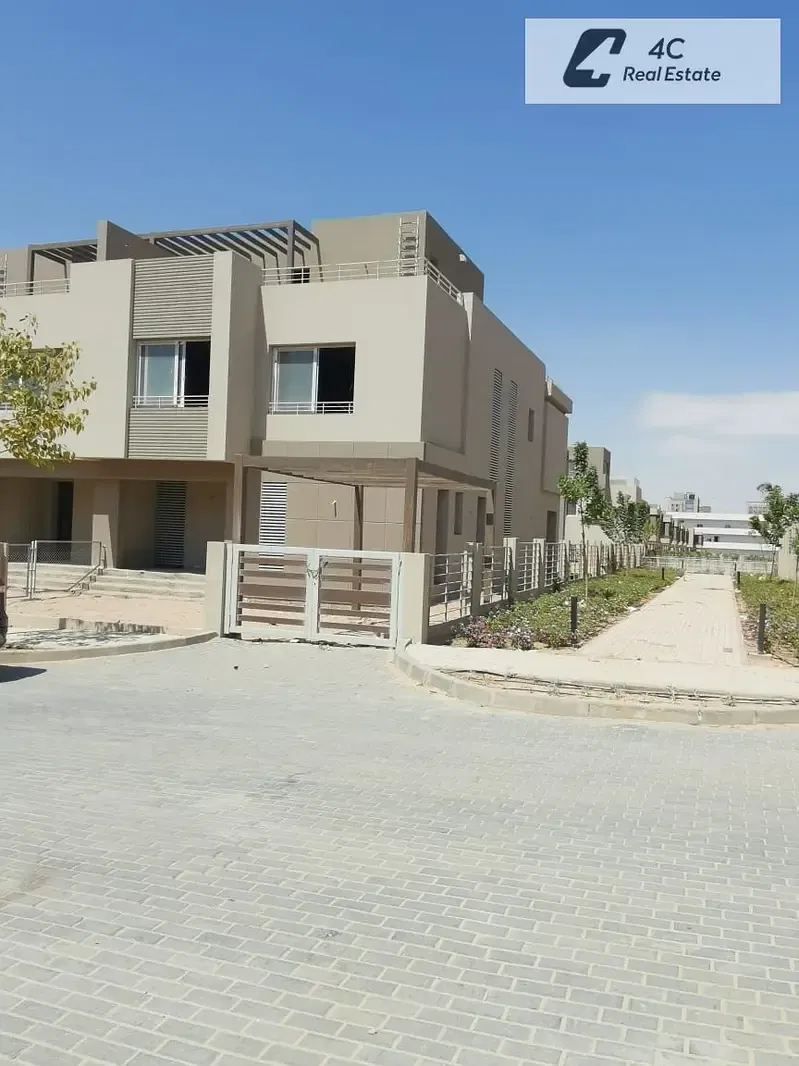 Lowest down payment , installments town house 306m corner ready to move with penthouse , lowest price in palm hills woodvill 6 october
