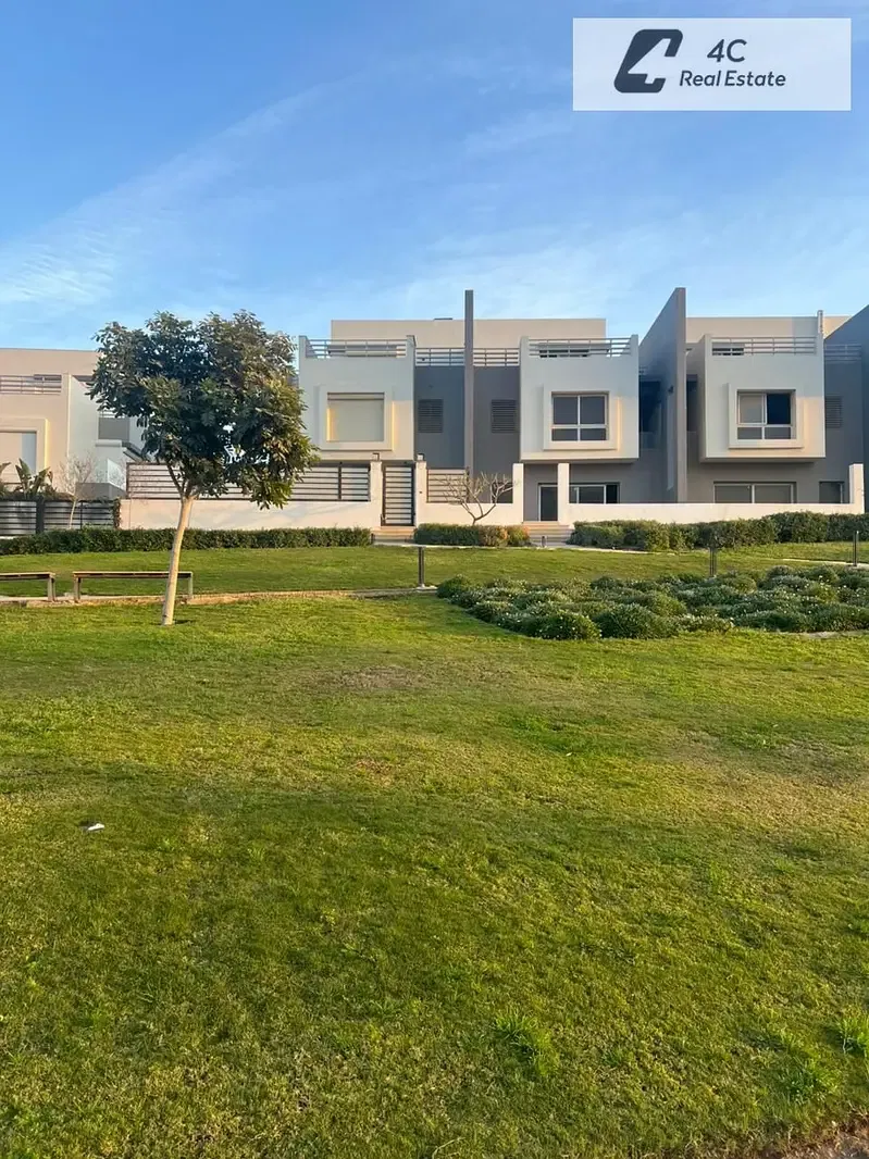 Lowest price town house ready to move best price middle 208 m lowest down payment , installments in hyde park fifth settlement new cairo