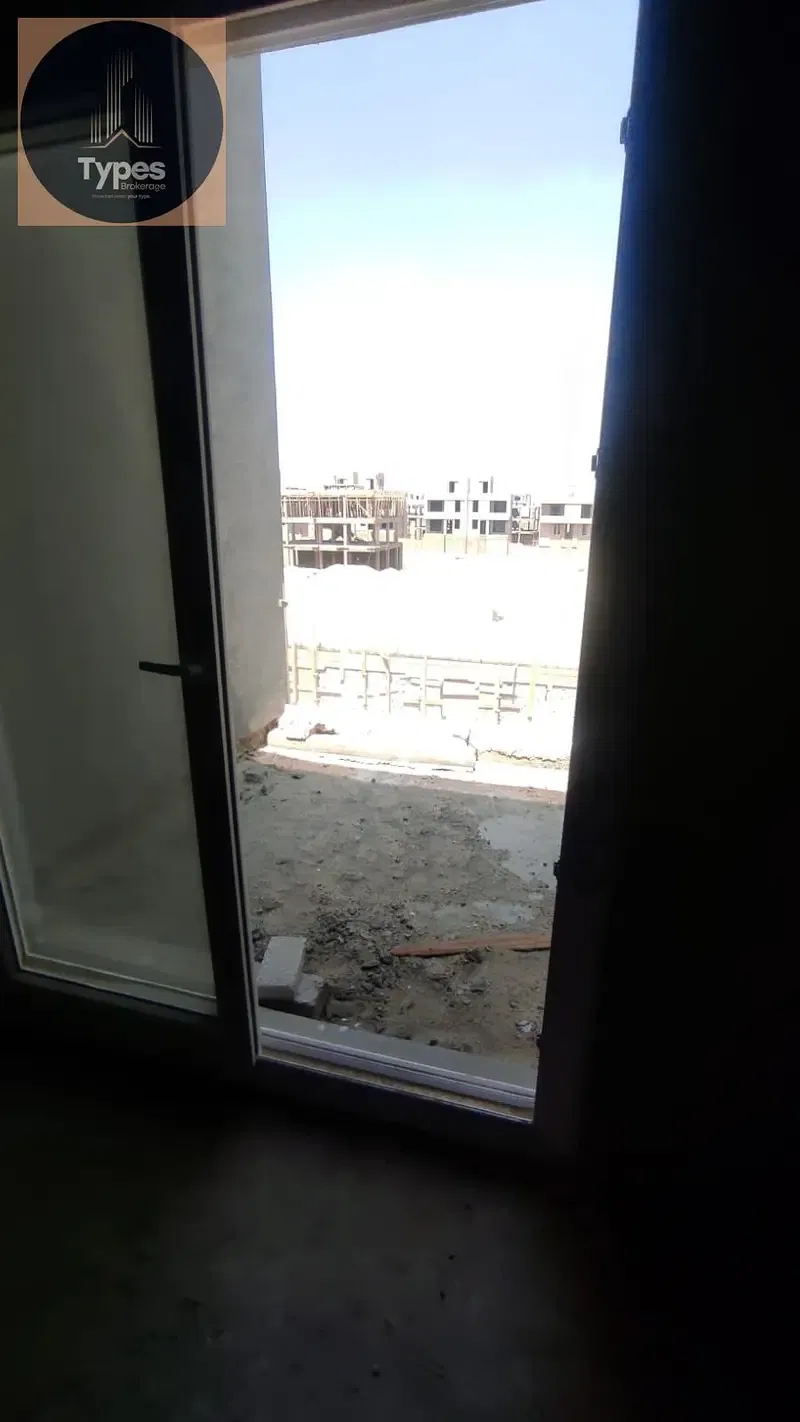 For sale: Penthouse, 220 sq m, corner unit, already built, prime location on a main street in the V Levels compound.