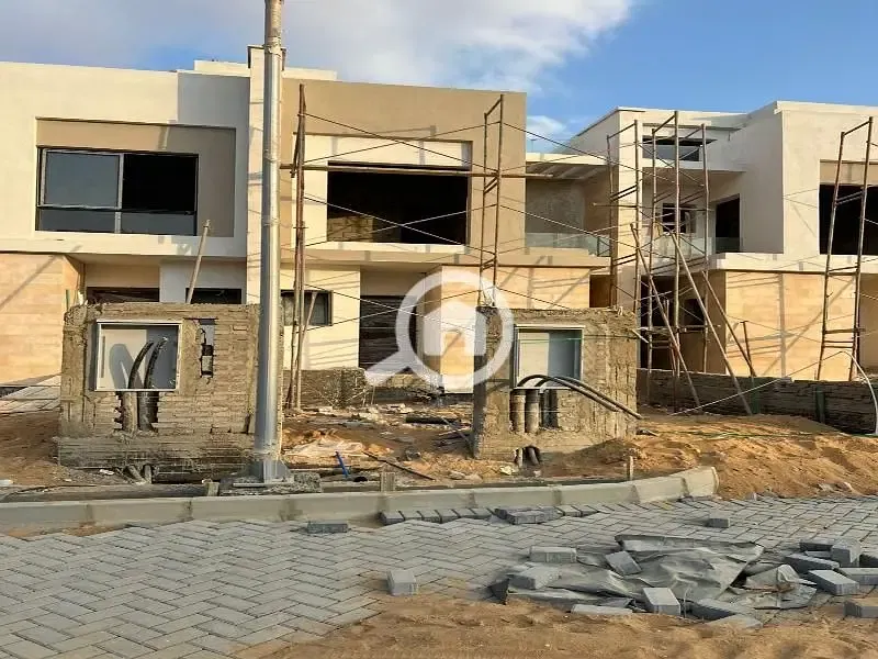 Townhouse in prime location for sale in Hyde Park Compound