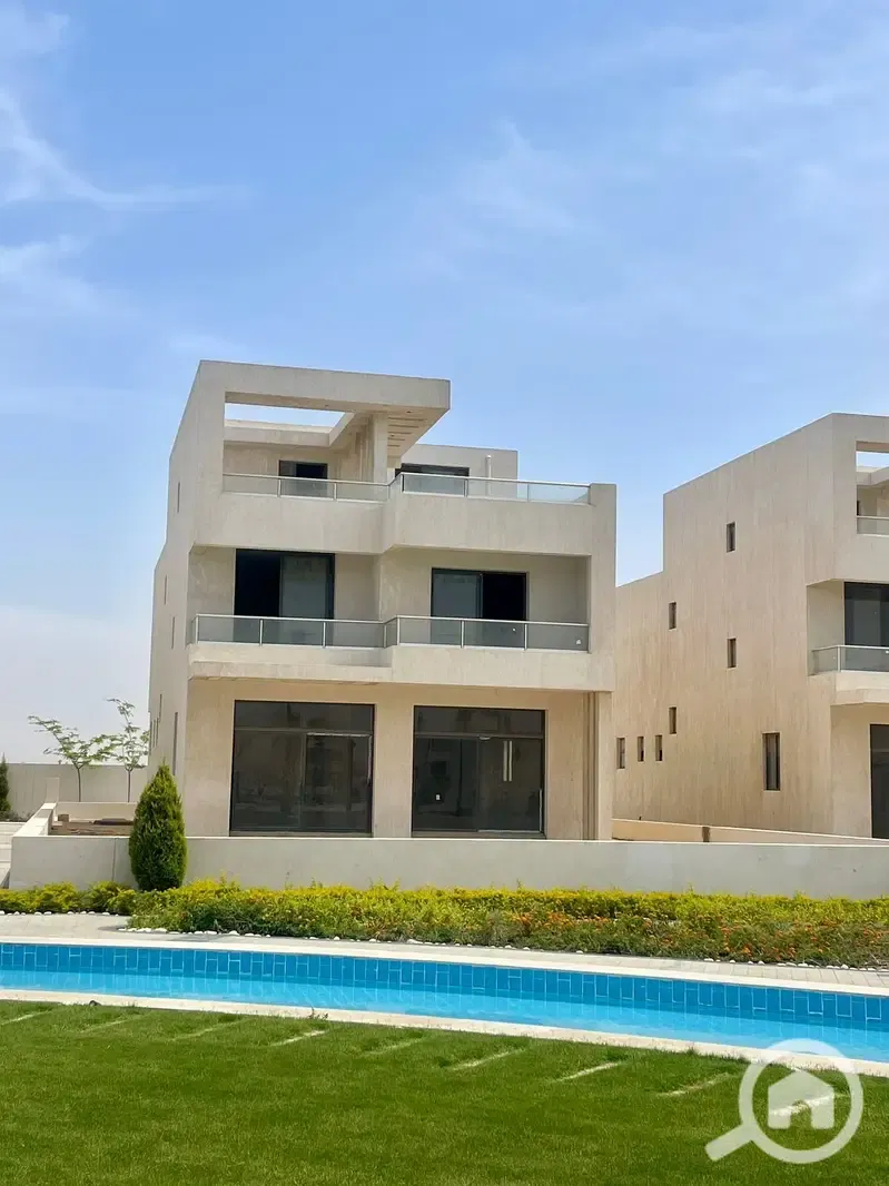 Villa at a competitive price directly from the owner on Dahshour Link, right in front of Beverly Hills Compound