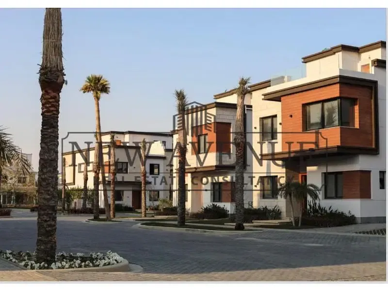 Townhouse middle for sale prime location in azzar infinity new cairo with installments