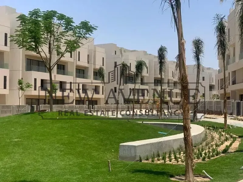 Town house bahary and garden view with special price and prime location - in burouj compound