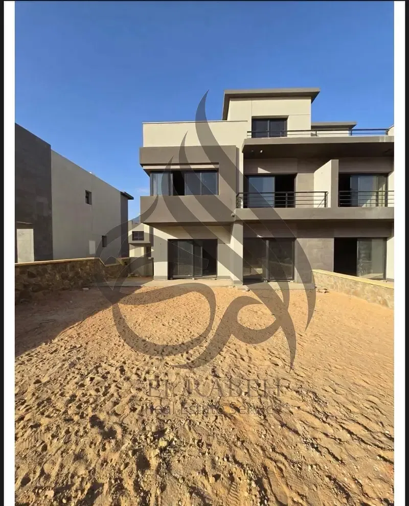 Town house corner for sale in swan lake Residence New cairo with down payment and installment UNDER MARKET PRICE