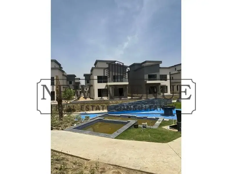 Direct on lake Twin house for sale in Creek Town - New Cairo, BUA 330 SQM, 3 bedrooms, 4 bathrooms, kitchenette